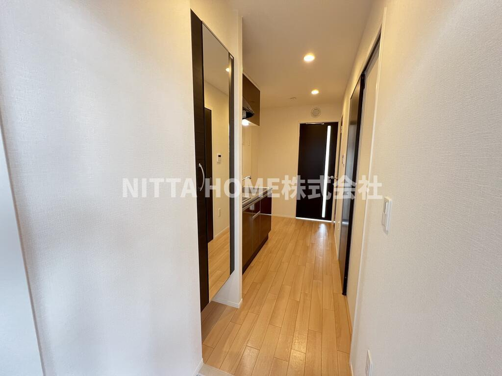 セレーノ（ｓｅｒｅｎｏ）の玄関|姿見付きの縦型シューズボックスです♪