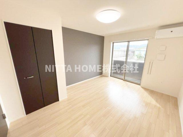 セレーノ（ｓｅｒｅｎｏ）の居間・リビング|８．４帖の洋室です＊