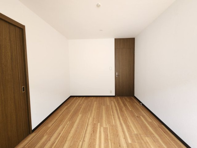 【洋室】 | 安芸郡熊野町城之堀九丁目　戸建 | 2階洋6.3帖（収納有）　令和8年3月リフォーム済み　クロス張替、フロアタイル張替、CF張り等