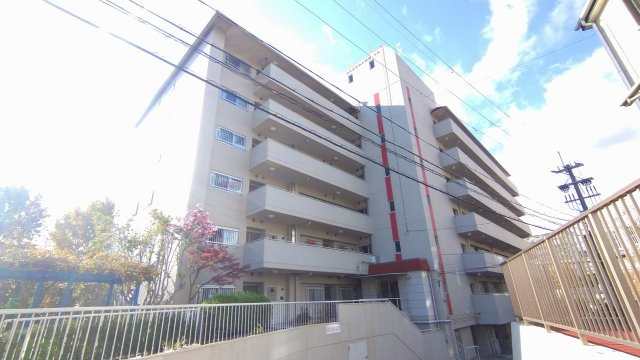 プレジデント箕面A棟の外観