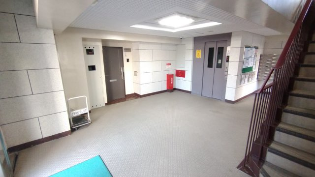 プレジデント箕面A棟のエントランス