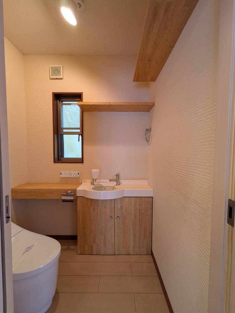 高知市福井町　　中古一戸建てのトイレ|おしゃれな造作カウンター＆手洗い器付き。使いやすさとデザイン性を両立。