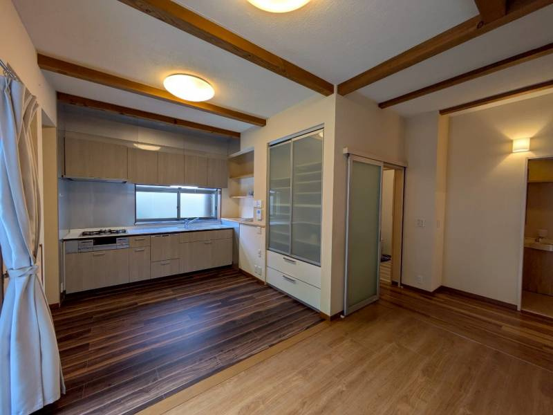 高知市福井町　　中古一戸建てのキッチン|ダイニングとキッチンが自然に区切られた設計で、動線もスムーズ。