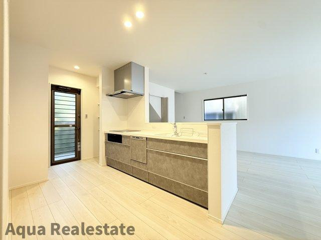 オール電化デザイナーズハウス坂出市谷町⑤のキッチン|作業スペースが広く家事動線をゆったりと確保できるキッチンです。