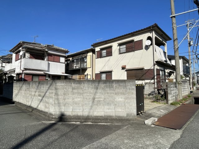 明石市魚住町清水土地の前面道路含む現地写真|【前面道路含む現地写真】陽当りに恵まれた南西側・南東側の二方が道路に面した角地です。※現況ブロック塀・花壇あり。