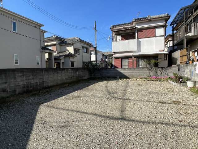 明石市魚住町清水土地の外観|【現地土地写真】現況は古家がないため、建物の解体工事にかかる費用をかけずに建築をスタートできます。※現況ブロック塀・花壇あり。