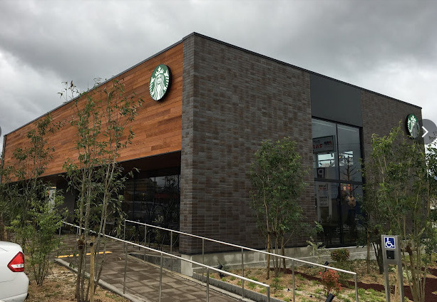 明石市魚住町清水土地の周辺|【スターバックス コーヒー明石魚住店】
徒歩9分(約670m)。営業時間は8:00〜22:30。朝の出勤前や夕方の帰宅後にも立ち寄りやすいカフェ。仕事・勉強・待ち合わせにも使えるカジュアルな空間です。