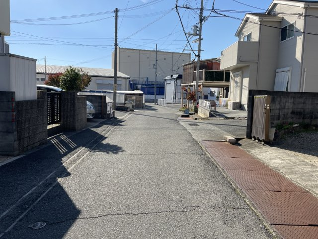 明石市魚住町清水土地の前面道路含む現地写真|【前面道路含む現地写真】前面道路はアスファルト舗装された道路です。凹凸が少なく、お車の出入庫や自転車、バイクでの走行がスムーズに行えます◎