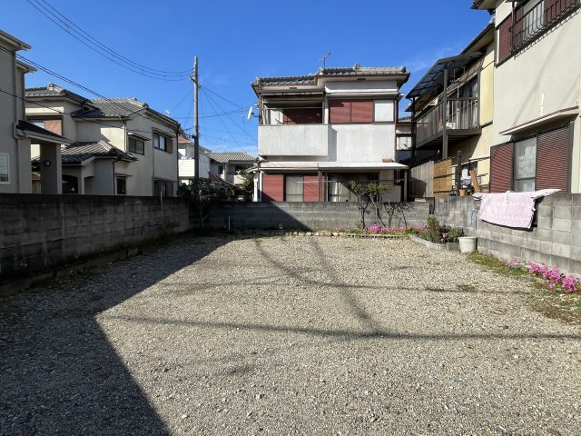 明石市魚住町清水土地の外観|【現地土地写真】建ぺい率は60％、容積率は200％。子どもの成長や家族構成の変化に合わせて柔軟に対応できる住まいを作ることができます。