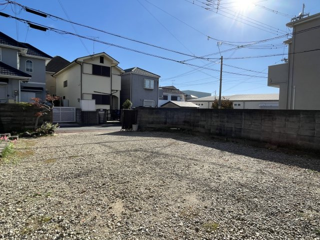 明石市魚住町清水土地の外観|【現地土地写真】角地ならではの開放感があります。ブロック塀を撤去することで、プランニングの幅が広がります(要ブロック塀撤去費用)。