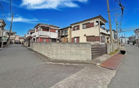 明石市魚住町清水土地の周辺|【前面道路含む現地写真】幅員約4.0mの南西側道路と幅員約2.89mの南東側道路に面した角地。隣家との距離感を確保しやすく開放感がある立地です。