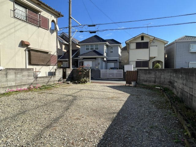 明石市魚住町清水土地の外観|【現地土地写真】前面道路沿いには戸建住宅が整然と建ち並び、穏やかな住宅街が形成されています。