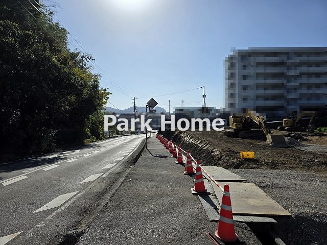 高知市口細山 1号地　新築戸建ての前面道路含む現地写真
