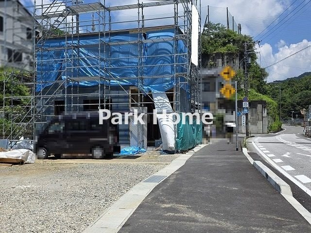 高知市口細山 1号地　新築戸建ての前面道路含む現地写真