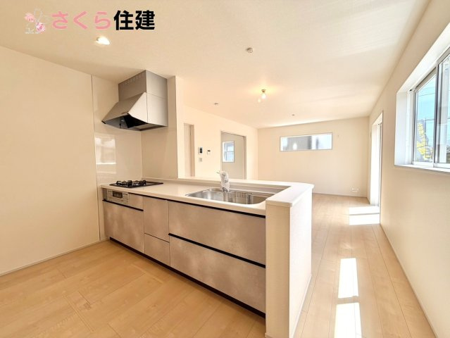 リーブルガーデン宇都宮岩曽町第3　1号棟のキッチン|お子様と並んで料理をしても余裕のゆとりのキッチン。お子様と一緒に料理も叶いますよ♪