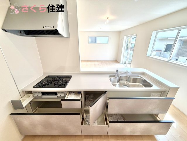 リーブルガーデン宇都宮岩曽町第3　1号棟のキッチン|キッチン下収納は奥まで引き出せるので、大きく屈まなくても楽に必要なものがパッと取り出せます！