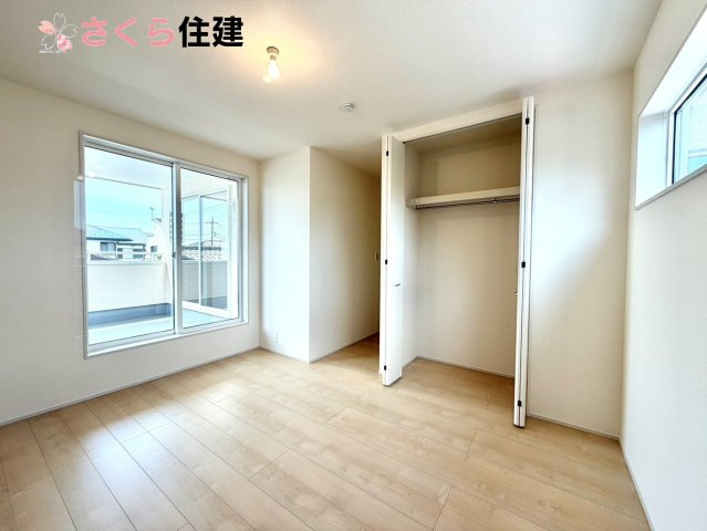 リーブルガーデン宇都宮岩曽町第3　1号棟の洋室|各部屋に収納あります！荷物が多い子育て世代や、趣味道具の多い方にもうれしいですね！