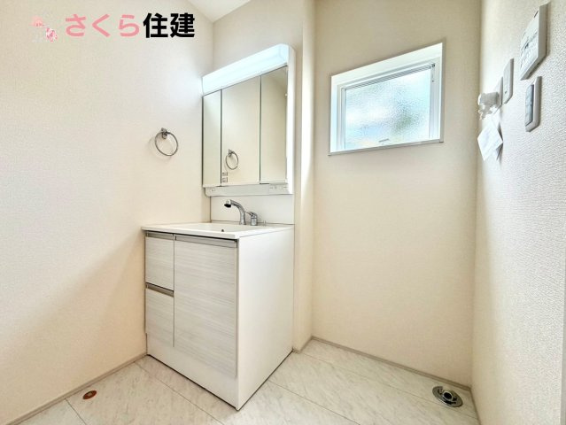 リーブルガーデン宇都宮岩曽町第3　1号棟の洗面所|ゆとりある広さの洗面所。両サイド収納の洗面台で、二人ならんで同時の身支度もスムーズです。