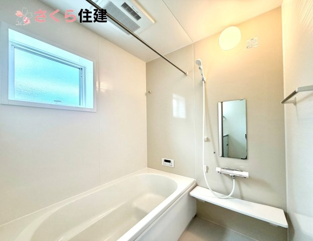 リーブルガーデン宇都宮岩曽町第3　1号棟の浴室|梅雨の時期は大活躍の浴室乾燥機！家族の数だけ増える洗濯物もしっかり乾かせます。
