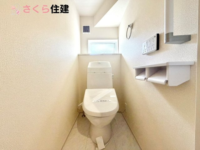 リーブルガーデン宇都宮岩曽町第3　1号棟のトイレ|トイレは各階完備。夜、トイレに起きても、2階の寝室から1階のトイレに降りる必要はありません。