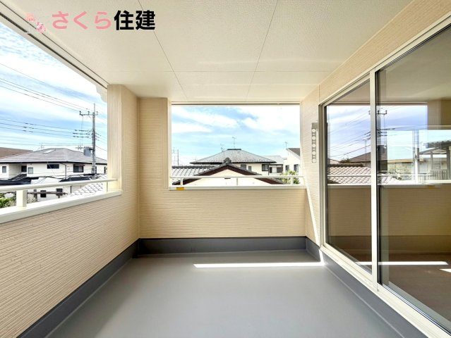 リーブルガーデン宇都宮岩曽町第3　1号棟のバルコニー|急な雨でも安心なインナーバルコニー♪家族全員分の布団もゆったり並べられるます♪
