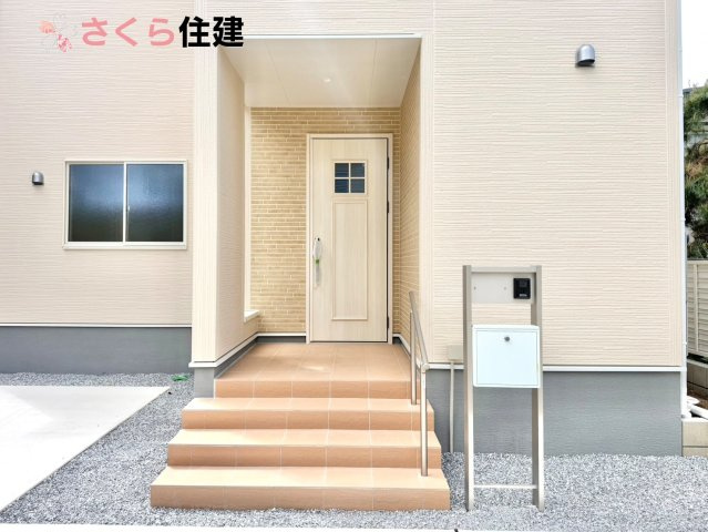 リーブルガーデン宇都宮岩曽町第3　1号棟の玄関|夜間でも来訪者の顔を認識できるLEDライトを装備！ＴＶモニター付きインターフォンで安心のセキュリティ