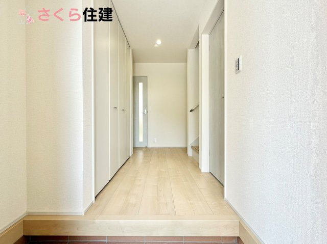 リーブルガーデン宇都宮岩曽町第3　1号棟の玄関|人を迎え入れる最初の場所は清潔感がある空間にして、帰った時も『我が家』を最初に感じて貰える素敵な空間