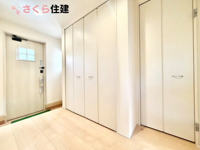 リーブルガーデン宇都宮岩曽町第3　1号棟の玄関|玄関がいつも片づく大容量シューズボックス。お子様の靴のサイズが大きくなっていっても安心の広々スペース