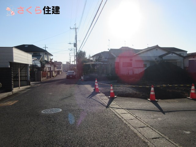 リーブルガーデン宇都宮岩曽町第3　2号棟の前面道路含む現地写真|閑静な住宅街の一角になります。