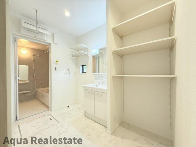 オール電化デザイナーズハウス丸亀市中府町建売①の独立洗面台|脱衣所は小さなお子様がいるご家庭でも重宝されております。