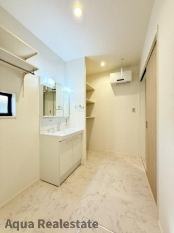 オール電化デザイナーズハウス丸亀市中府町建売①の独立洗面台|独立洗面台で身支度をすべて済ませてしまいましょう