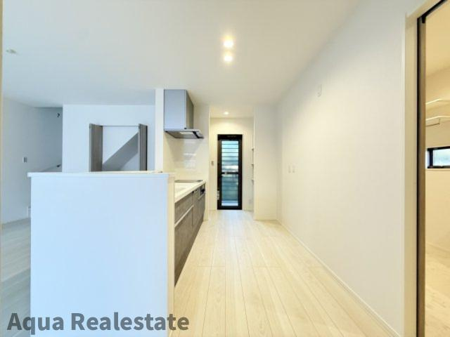 オール電化デザイナーズハウス丸亀市中府町建売①のキッチン|お食事中もキッチンの奥様との会話が楽しめるダイニングキッチンスペース。