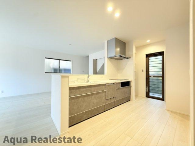 オール電化デザイナーズハウス丸亀市中府町建売①のキッチン|作業スペースが広く家事動線をゆったりと確保できるキッチンです。