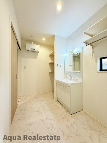 オール電化デザイナーズハウス高松市太田上町建売⑤の独立洗面台|独立洗面台で身支度をすべて済ませてしまいましょう