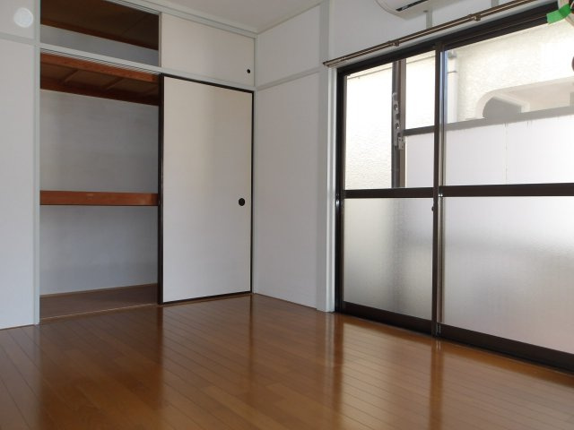 クリスタルコーポの洋室