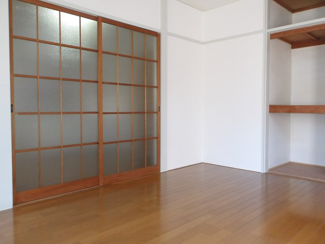 クリスタルコーポの洋室