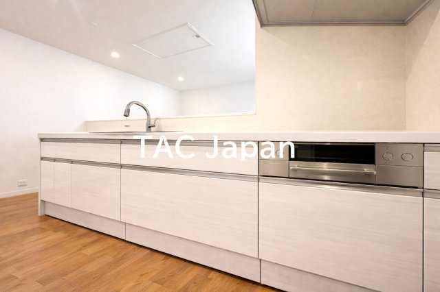 中古一戸建て｜◆トヨタホーム設計・施工◆軽量鉄骨造の注文住宅　台東区日本堤のキッチン|使い勝手の良さとデザイン性を兼ね備えたキッチンは、料理好きの方にも嬉しい仕様。手元が明るく、調理中も快適に過ごせ、家族との会話も自然と弾みます。※CG画像加工を行っています。