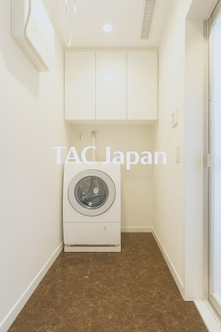 中古一戸建て｜◆トヨタホーム設計・施工◆軽量鉄骨造の注文住宅　台東区日本堤のランドリースペース|使い勝手の良いランドリースペースは、洗濯から干す・しまうまでの動線がスムーズに整えられ、毎日の家事負担を軽減。※CG画像加工を行っています。