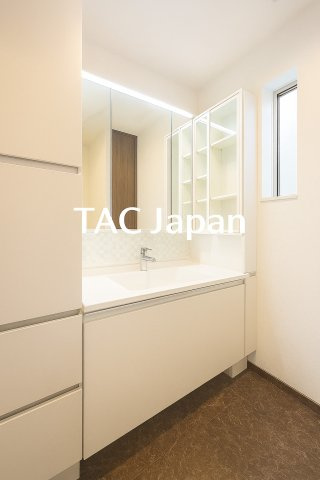 中古一戸建て｜◆トヨタホーム設計・施工◆軽量鉄骨造の注文住宅　台東区日本堤の独立洗面台|忙しい朝もスムーズに。家族みんなが使いやすい清潔感あふれるシャワーつき洗面台。※CG画像加工を行っています。