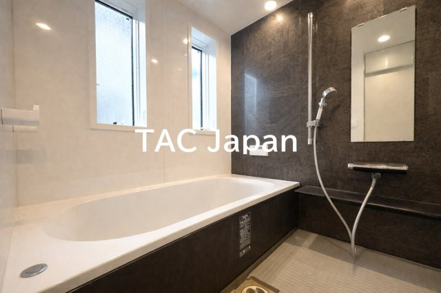 中古一戸建て｜◆トヨタホーム設計・施工◆軽量鉄骨造の注文住宅　台東区日本堤の浴室|家族みんなの疲れをやさしく包み込む、広々とした癒しのバスルーム。ゆったりとくつろげる空間で、日々のストレスもすっと解きほぐされます。※CG画像加工を行っています。