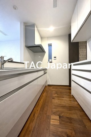 中古一戸建て｜◆トヨタホーム設計・施工◆軽量鉄骨造の注文住宅　台東区日本堤のキッチン|毎日の料理が楽しくなる、機能的でスタイリッシュなキッチン。収納も豊富で、すっきりとした空間を保ちながら、家族との会話が自然と生まれる心地よい場所です。※CG画像加工を行っています。