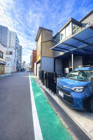 中古一戸建て｜◆トヨタホーム設計・施工◆軽量鉄骨造の注文住宅　台東区日本堤の前面道路含む現地写真|静かな存在感を放つ外観が、上質な暮らしの舞台を予感させます。カースペースあり。※車種制限あり