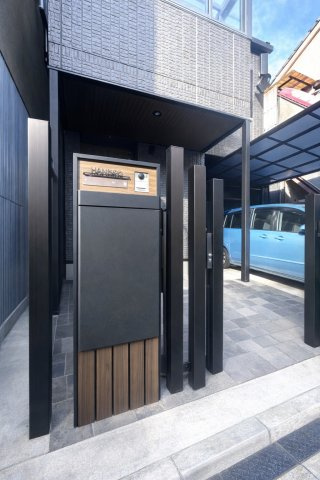 中古一戸建て｜◆トヨタホーム設計・施工◆軽量鉄骨造の注文住宅　台東区日本堤のエントランス|不在時でも荷物の受け取りができる宅配ボックス付きで、毎日がもっと便利に。