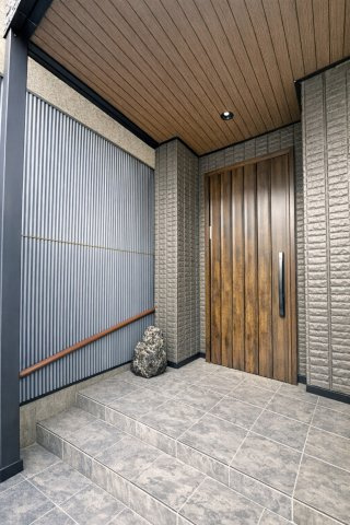 中古一戸建て｜◆トヨタホーム設計・施工◆軽量鉄骨造の注文住宅　台東区日本堤の玄関|落ち着いた上質感あふれるエントランスが、家族の帰宅を温かく包み込みます。毎日の生活に安心感と特別な安らぎをもたらし、住まう方の心にゆとりと豊かさをもたらします。