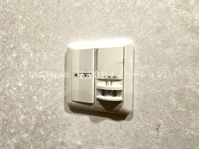 中古一戸建て｜◆トヨタホーム設計・施工◆軽量鉄骨造の注文住宅　台東区日本堤の防犯設備|玄関に設置された人感センサー照明が、帰宅時の暗がりをやさしく照らし、スマートで安心な暮らしを実現。毎日の動線を快適にサポートします。