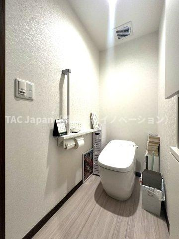 中古一戸建て｜◆トヨタホーム設計・施工◆軽量鉄骨造の注文住宅　台東区日本堤のトイレ|最新設備を備えたトイレは、快適性とスタイリッシュさを兼ね備えた空間。清潔感のある美しい内装とすっきりとしたデザインが、暮らしに心地よさをプラス。清潔・快適・美しさが調和した、上質なトイレ空間です。