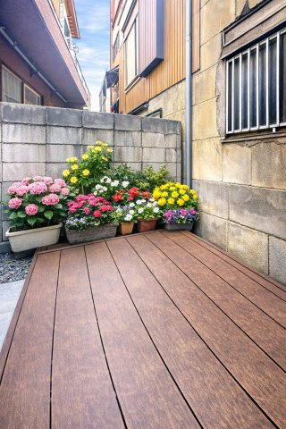 中古一戸建て｜◆トヨタホーム設計・施工◆軽量鉄骨造の注文住宅　台東区日本堤の庭|そよぐ風と広がる空が心地よく包み込み、日々の疲れをやさしく癒すテラス。朝の爽やかな光を浴び、夕暮れの穏やかな色合いに心がほどける、くつろぎのひとときをお届けします。