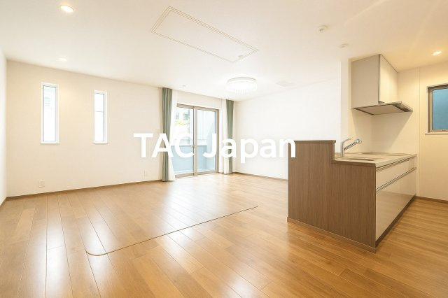 中古一戸建て｜◆トヨタホーム設計・施工◆軽量鉄骨造の注文住宅　台東区日本堤の居間・リビング|空間の広がりと柔らかな採光に包まれたリビングダイニング。毎日の暮らしに“ちょっと特別”を感じさせてくれる、住まいの中心となる空間です。※CG画像加工を行っています。