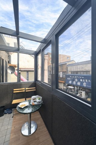 中古一戸建て｜◆トヨタホーム設計・施工◆軽量鉄骨造の注文住宅　台東区日本堤のバルコニー|そよぐ風と広がる空が心地よく包み込み、日々の疲れをやさしく癒すバルコニー。朝の爽やかな光を浴び、夕暮れの穏やかな色合いに心がほどける、くつろぎのひとときをお届けします。