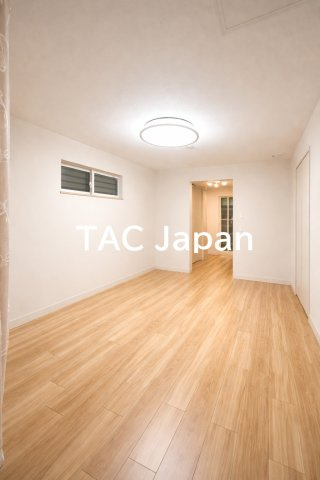 中古一戸建て｜◆トヨタホーム設計・施工◆軽量鉄骨造の注文住宅　台東区日本堤の洋室|たっぷりの自然光が差し込む洋室で、家族とのくつろぎ時間がいっそう心地よく広がる空間へ。※CG画像加工を行っています。